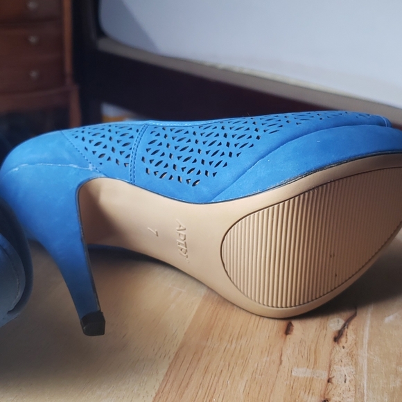 Shoe's - Picture 3 of 4